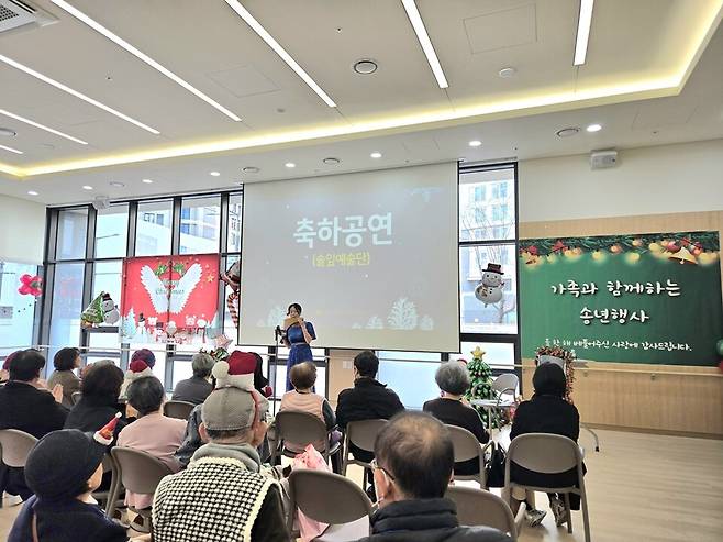 KB골든라이프케어 은평빌리지에서 가족과 함께하는 송년행사 모습. 사진/KB라이프