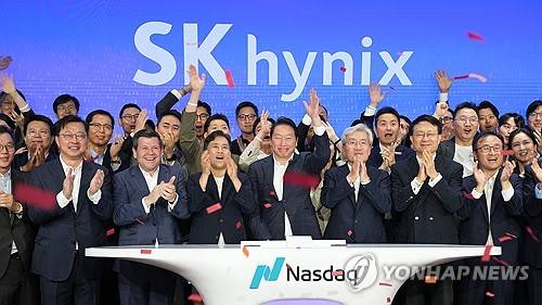 SK하이닉스, 나스닥 ADR 거래 개시(서울=연합뉴스) 10일 오전(현지시간) 미국 뉴욕 나스닥 마켓사이트에서 열린 '오프닝 벨' 행사에서 최태원 SK그룹 회장, 곽노정 SK하이닉스 CEO, 고승범 SK하이닉스 사외이사 겸 이사회 의장 등 임직원들이 나스닥 ADR 거래 개시를 알리고 있다. 2026.7.11 [나스닥 제공. 재판매 및 DB 금지] photo@yna.co.kr