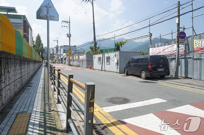 24일 대구 수성구 수성초등학교 맞은편에 6년째 공사가 중단된 아파트 건설 예정지가 펜스로 둘러싸여 있다. 2026.8.24 ⓒ 뉴스1 이성덕 기자