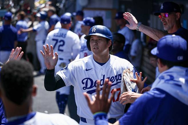 LOS ANGELES, CALIFORNIA - AUGUST 23: Shohei Ohtani #17 of the Los Angeles Dodgers celebrates scoring a run during the first inning against the Pittsburgh Pirates at Dodger Stadium on August 23, 2026 in Los Angeles, California.   Melina Pizano/Getty Images/AFP (Photo by Melina Pizano / GETTY IMAGES NORTH AMERICA / Getty Images via AFP)







<저작권자(c) 연합뉴스, 무단 전재-재배포, AI 학습 및 활용 금지>