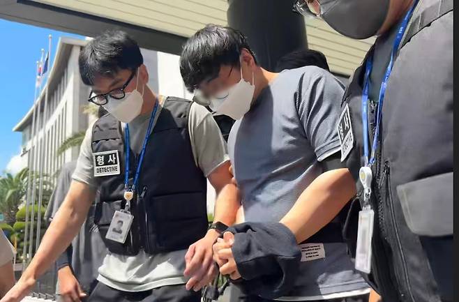 지난 5월 실종된 장미란 씨(37)의 사건을 허위 종결한 혐의로 긴급체포된 A 경장이 24일 제주지방법원에서 체포적부심 심사를 받고 나오고 있다. /뉴스1
