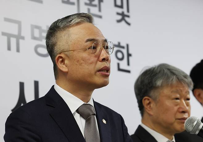 권창영 2차 종합특검팀 특별검사(가운데)가 25일 경기 과천시 2차 종합특검팀 사무실에서 입장발표를 하고 있다. /뉴스1