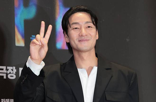 배우 박해수가 둘째를 품에 안았다. 뉴스1