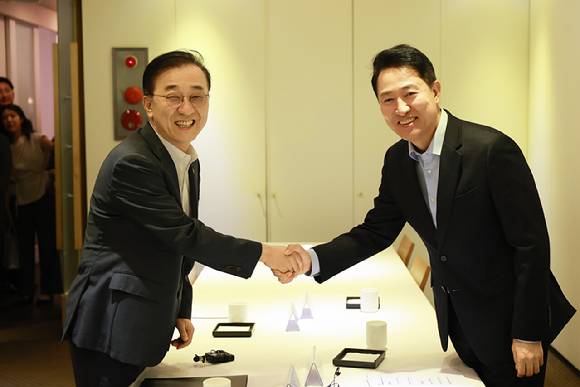 김윤덕 국토교통부 장관(왼쪽)과 오세훈 서울시장이 20일 서울 중구에서 주택공급 관련 회동을 하고 있다. 2026.8.20 [사진=연합뉴스]