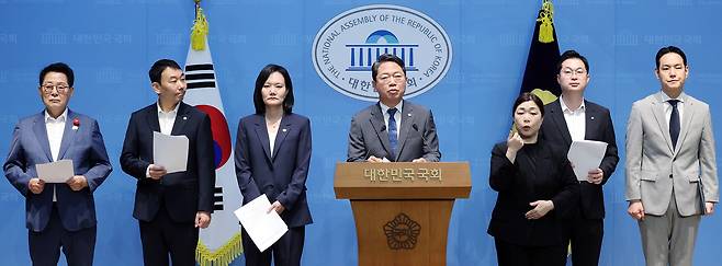 김승원 법제사법위원회 여당 간사를 비롯한 여당 소속 법사위원들이 21일 국회 소통관에서 조희대 대법원장의 사퇴를 촉구하는 기자회견을 하고 있다. 연합뉴스