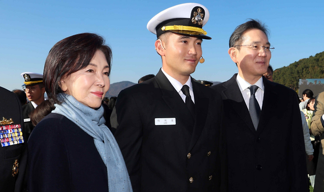 지난해 11월 경남 창원시 진해구 해군사관학교 연병장에서 열린 제139기 해군·해병대 사관후보생 수료 및 임관식에서 이재용 삼성전자 회장(오른쪽)과 홍라희 리움미술관 명예관장(왼쪽)이 이지호 신임 소위와 기념촬영을 하고 있다. [연합뉴스]