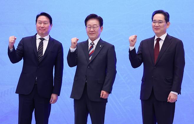 2026년 6월 말 청와대에서 열린 ‘대한민국 대도약 3대 메가프로젝트 국민보고회’에서 최태원 SK그룹 회장(왼쪽부터), 이재명 대통령, 이재용 삼성전자 회장의 모습. [매경DB]