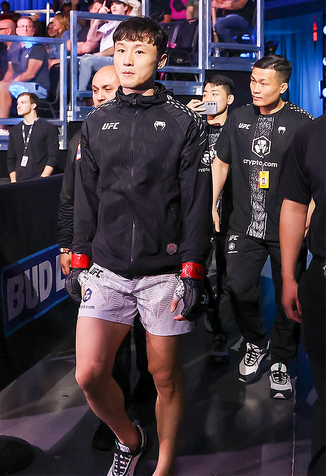 2026년 5월 UFC 파이트 나이트 276 코-메인이벤트를 위해 미국 네바다주 엔터프라이즈 메타 에이펙스에 입장하는 명예의 전당 헌액자 ‘코리안 슈퍼보이’ 최두호. UFC 타이틀 도전자 코리안좀비MMA 정찬성 관장이 세컨드로 뒤를 따르고 있다. 사진=TKO