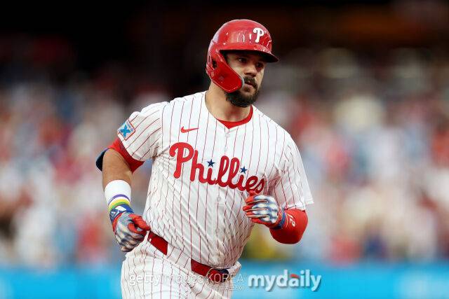 MLB 필라델피아에서 뛰고 있는 카일 슈와버는 24일(한국시각) 열린 세인트루이스와 홈 경기에서 끝내기 홈런을 투런포로 장식했다./게티이미지코리아
