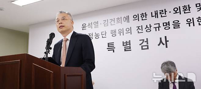 [과천=뉴시스] 박주성 기자 = 3대 특검(내란·김건희·순직해병)의 나머지 사건을 들여다본 2차 종합특별검사팀 권창영 특별검사가 24일 경기 과천시 특검사무실에서 2차 종합특검 180일간의 수사 결과에 대해 브리핑을 하고 있다. 2026.08.24. park7691@newsis.com