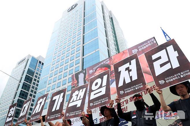 [서울=뉴시스] 박영태 기자 = 지난 21일 오후 서울 서초구 양재동 현대차그룹 본사 앞에서 열린 금속노조 자동차업종 공동파업 대회에서 노조 조합원들이 피켓 시위를 하고 있다. 2026.08.21. since1999@newsis.com