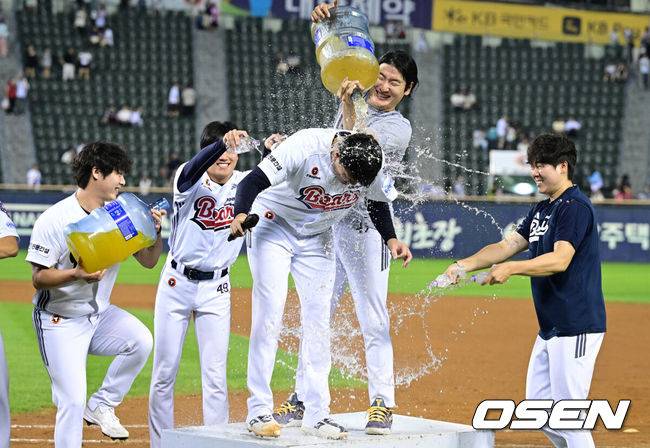 [OSEN=잠실, 조은정 기자]프로야구 두산 베어스가 곽빈의 호투를 앞세워 롯데 자이언츠의 6연승을 저지했다.김원형 감독이 이끄는 두산은 23일 서울 잠실구장에서 열린 2026 신한 SOL KBO리그 롯데 자이언츠와의 홈경기에서 3-1로 승리했다. 이날 승리로 두산은 2연패를 끊고 시즌 전적 58승50패4무를 만들었다. 반면 5연승이 끊긴 롯데는 50승58패2무를 마크했다.두산 선수단이 이영하에게 물세례를 퍼붓고 있다. 2026.08.23 /cej@osen.co.kr