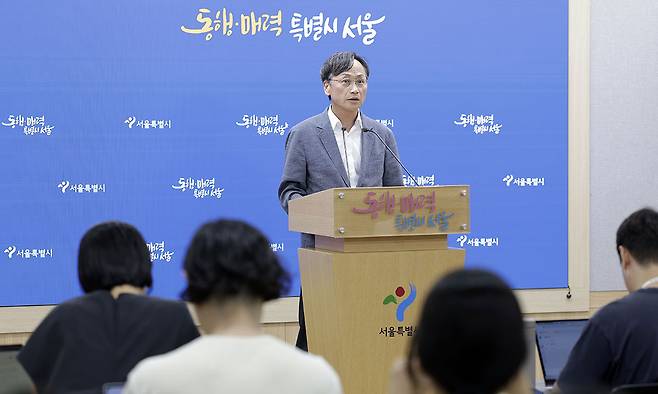 김동구 서울시청 건축기획관 직무대리가 24일 서울 중구 서울시청에서 500세대 이하 자치구 권한이양 관련 서울시 입장문을 발표하고 있다. 뉴시스