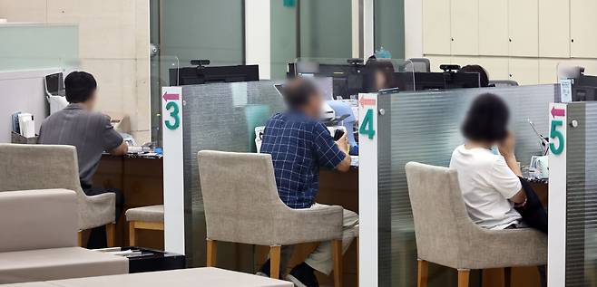 이달 12일 서울 시내 한 은행 대출 창구의 모습. 연합뉴스