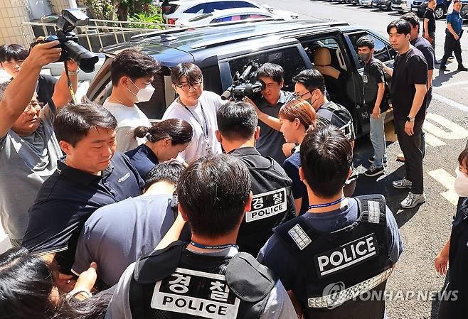 호송차량에 오르는 실종 허위종결 경찰관 (제주=연합뉴스) 전지혜 기자 = 실종사건 허위 종결 혐의를 받는 A경장이 24일 오전 체포적부심사를 받으러 가기 위해 제주동부경찰서 유치장에서 나와 호송차량에 오르고 있다. 2026.8.24 atoz@yna.co.kr