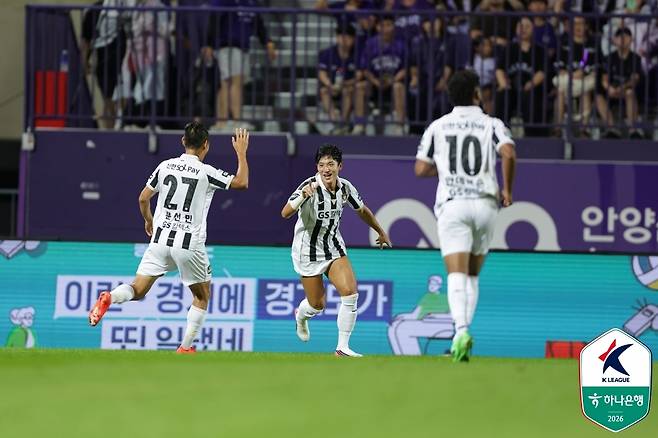 22일 안양전 때 서울 정승원(가운데)의 골 세리머니 [한국프로축구연맹 제공. 재판매 및 DB 금지]