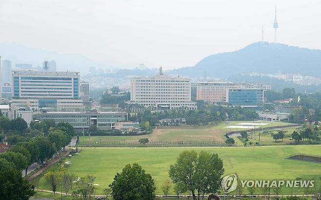 용산어린이정원 상황은? (서울=연합뉴스) 김성민 기자 = 김윤덕 국토교통부 장관과 오세훈 서울시장이 20일 만나 용산공원을 활용한 주택 공급 등 서울 주택 문제를 협의한다. 더불어민주당은 용산공원 주택 공급과 관련해 당 차원의 여론조사 추진을 검토 중이다. 
    사진은 이날 서울 용산구 용산공원 내 용산어린이정원의 모습. 2026.8.20 ksm7976@yna.co.kr