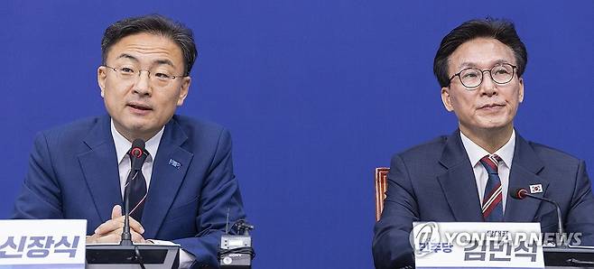 김민석 대표 취임 축하 인사하는 신장식 대표 (서울=연합뉴스) 황광모 기자 = 조국혁신당 신장식 대표(왼쪽)가 224일 취임 인사차 국회 내 조국혁신당을 방문한 더불어민주당 김민석 대표에게 인사말을 하고 있다. 2026.8.24 hkmpooh@yna.co.kr