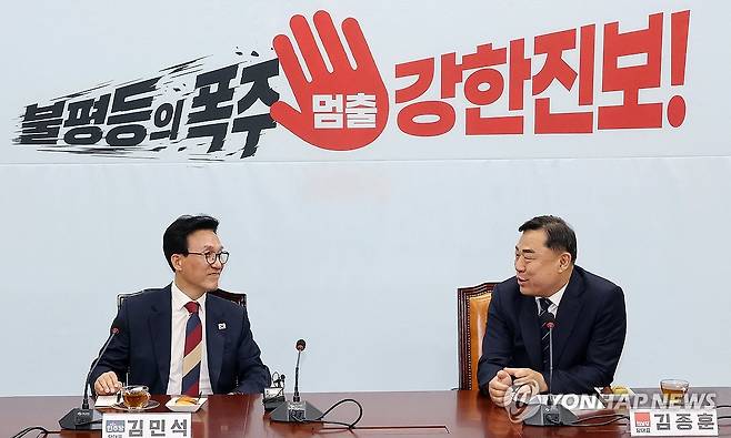 진보당 예방한 김민석 대표 (서울=연합뉴스) 이동해 기자 = 더불어민주당 김민석 대표가 24일 국회에서 진보당을 예방해 김종훈 대표와 인사를 나누고 있다. 2026.8.24 eastsea@yna.co.kr