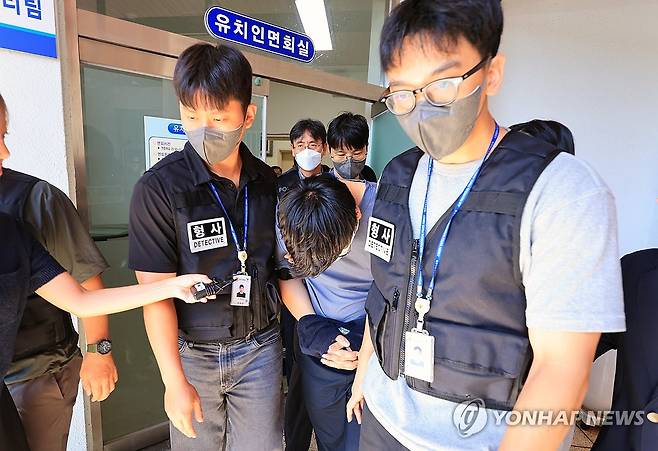 체포적부심사 받으러 가는 실종 허위종결 경찰관 (제주=연합뉴스) 전지혜 기자 = 실종사건 허위 종결 등 혐의를 받는 A 경장이 24일 오전 체포적부심사를 받으러 가기 위해 제주동부경찰서 유치장에서 나오고 있다. 2026.8.24 atoz@yna.co.kr
