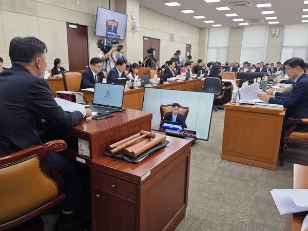 지난 24일 국회 본관에서 행정안전위원회 전체회의가 열리고 있다. /최석환 기자