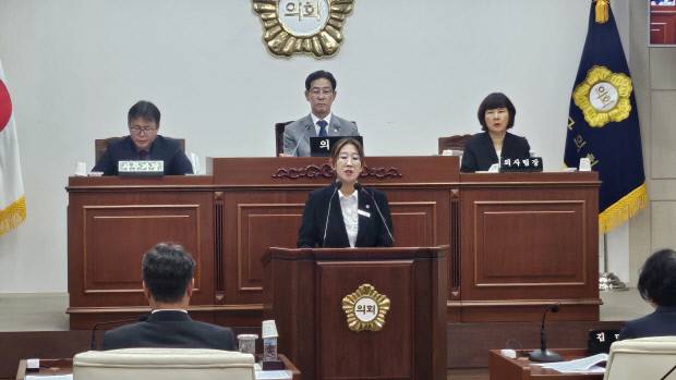 나현주 영덕군의원이 25일 열린 제326회 영덕군의회 임시회에서 5분 자유발언하고 있다. 김영호기자