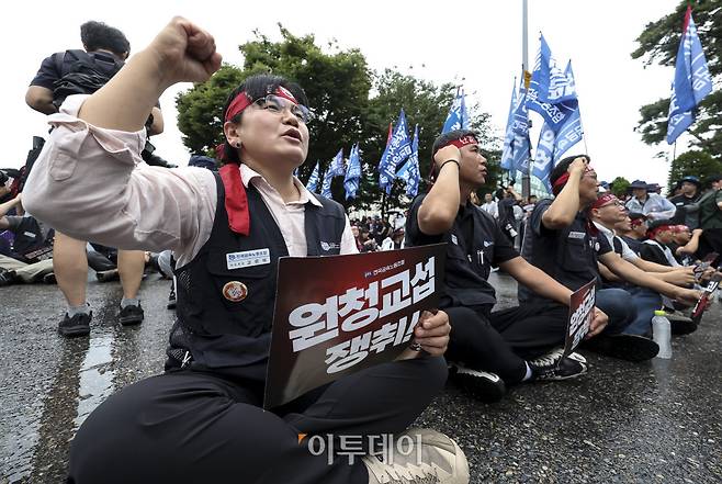 현대자동차 노동조합이 10년 만에 전면파업에 돌입한 24일 서울 서초구 현대차그룹 본사 앞에서 열린 항의 집회에 참가한 노조원들이 구호를 외치고 있다. 고성준 기자 joonko1@