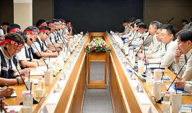 마주 앉은 현대차 노사 대표. (사진=현대차 노조)