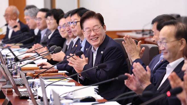 이재명 대통령과 국무위원들이 25일 청와대에서 열린 국무회의에서 김윤덕 국토부 장관의 고속철도 통합 관련 보고가 끝난 뒤 박수치고 있다.(사진=연합뉴스)