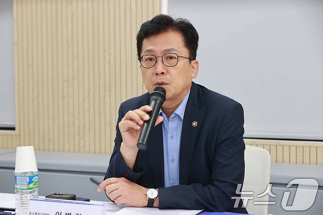 이병권 중소벤처기업부 제2차관이 25일 서울 영등포구 중소벤처기업진흥공단 수도권지원센터에서 열린 ‘홈플러스 협력·입점업체 간담회’에서 인사말을 하고 있다. (중소벤처기업부 제공. 재판매 및 DB금지) 2026.8.25 ⓒ 뉴스1