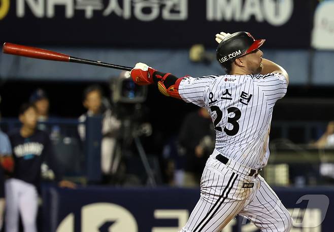 25일 오후 서울 송파구 잠실야구장에서 열린 프로야구 '2026 신한은행 SOL KBO리그' NC 다이노스와 LG 트윈스의 경기, LG 오스틴이 10회말 선두타자로 나와 사이클링 히트를 완성하는 3루타를 치고 있다. 2026.8.25 ⓒ 뉴스1 김진환 기자