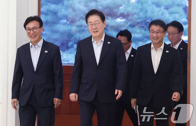 이재명 대통령과 김민석 더불어민주당 대표, 한병도 원내대표가 25일 청와대에서 열린 민주당 신임 당지도부 만찬 간담회에 입장하고 있다. (청와대통신사진기자단) 2026.8.25 ⓒ 뉴스1 이재명 기자
