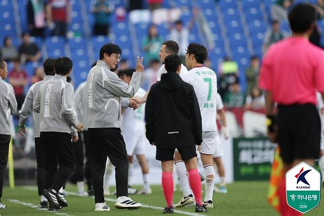 황선홍(왼쪽) 감독과 마사. 사진 | 한국프로축구연맹