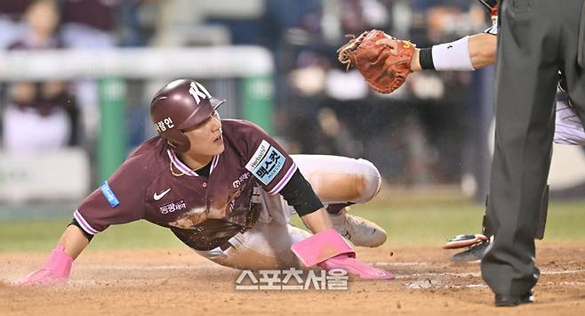 키움 서건창이 29일 서울 잠실구장에서 열린 2026 KBO리그 LG전 4회초 무사2루 안치홍 중전안타 때 홈으로 파고들어 득점하고 있다. 잠실 | 최승섭기자 thunder@sportsseoul.com