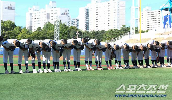 12일 오후 서울 목동야구장에서 '제54회 봉황대기 전국고교야구대회' 인천고와 배재고의 1회전 경기가 열렸다. 배재고 선수들이 경기 전 관중석을 향해 고개 숙여 인사하고 있다. 부적절한 응원으로 징계를 받은 배재고는 스프초공정위원회 징계 재심 청구 끝에 출전정지를 1개월로 감경받아 이번 대회에 출전했다. 목동=정재근 기자 cjg@sportschosun.com/2026.8.12/