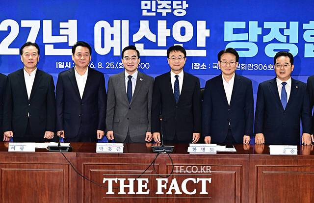 이광재 예결위원장과 박홍근 기획예산처 장관, 한병도 더불어민주당 원내대표, 권칠승 정책위의장(왼쪽 두번째부터)이 25일 오전 서울 여의도 국회에서 열린 2027년도 예산안 당정협의에 참석해 기념사진 촬영을 하고 있다. /배정한 기자