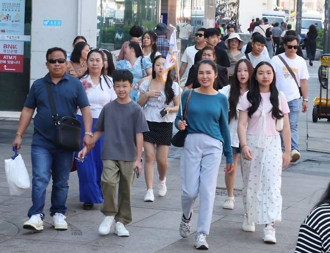 자갈치시장을 구경하는 외국인 관광객들. 연합뉴스