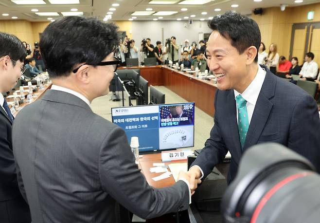 오세훈 서울시장과 한동훈 무소속 의원이 25일 오전 서울 국회 의원회관에서 열린 제10차 대한민국 미래혁신포럼 세미나 '미국의 大전략과 한국의 선택'에서 악수를 나누고 있다./뉴스1