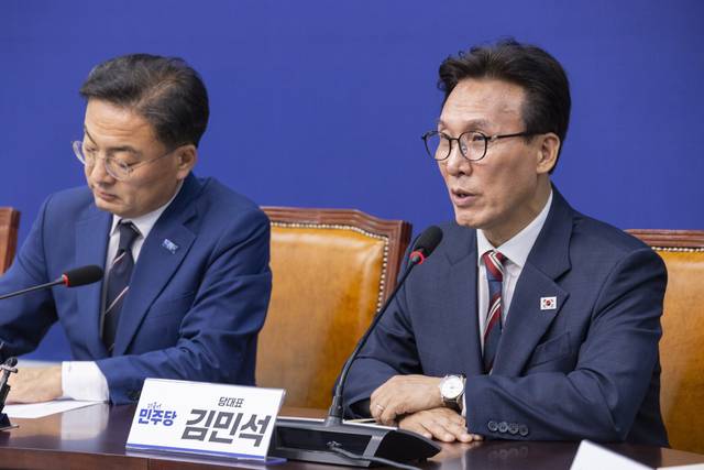 김민석(오른쪽) 더불어민주당 신임 당대표가 지난 8월 24일 취임 인사를 하기 위해 국회 본청 내 조국혁신당 회의실로 예방해 신장식(왼쪽) 혁신당 대표에게 인사말을 하고 있다. [연합뉴스]