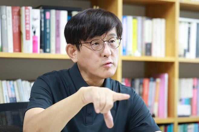 권성우 교수가 19일 오후 서울 용산구 숙명여대 연구실에서 최근 펴낸 비평집 ‘망명과 지성’에 관해 이야기하고 있다. 김혜윤 기자 unique@hani.co.kr
