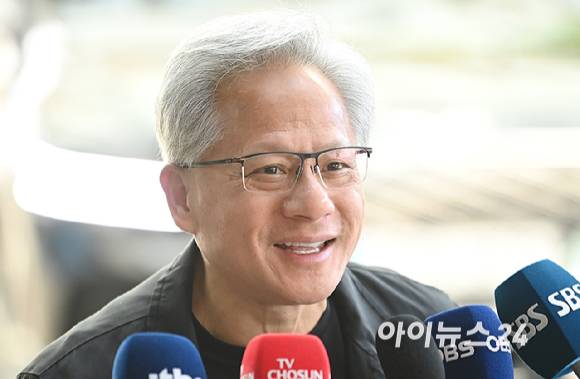 젠슨 황 엔비디아 최고경영자(CEO)가 방한 일정을 마치고 지난 6월 9일 서울김포비즈니스항공센터를 통해 출국에 앞서 취재진의 질문에 답변하고 있다. [사진=곽영래 기자]