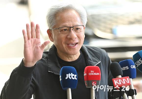 젠슨 황 엔비디아 최고경영자(CEO)가 방한 일정을 마치고 지난 6월 9일 서울김포비즈니스항공센터를 통해 출국에 앞서 취재진의 질문에 답변하고 있다. [사진=곽영래 기자]