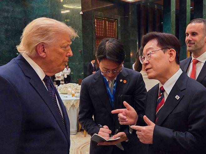 (앙카라(튀르키예)=뉴스1) 이재명 기자 = 북대서양조약기구(NATO·나토) 정상회의에 참석 중인 이재명 대통령이 7일(현지시간) 튀르키예 앙카라 대통령궁에서 열린 튀르키예 대통령 내외 주최 공식 환영만찬에서 도널드 트럼프 미국 대통령과 대화하고 있다. (공동취재) 2026.7.8/뉴스1