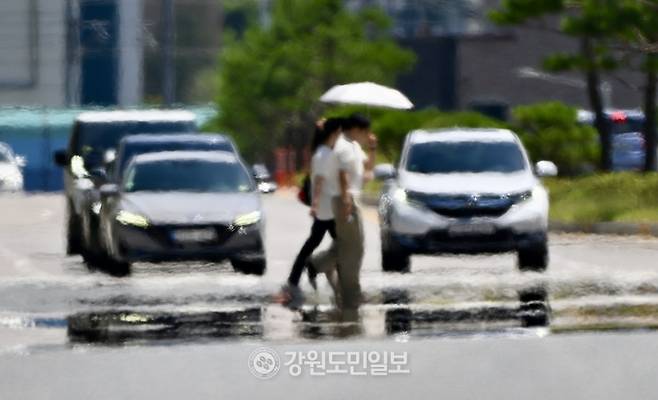 ▲ 춘천 퇴계동의 한 도로 위로 아지랑이가 피어오르고 있다. 방도겸 기자 [강원도민일보 자료사진]