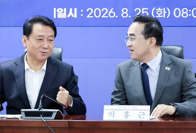 ▲ 이광재 국회 예산결산특별위원장(왼쪽)과 박홍근 기획예산처 장관이 25일 국회 의원회관에서 열린 2027년 예산안 당정 협의에서 얘기를 나누고 있다. 연합뉴스
