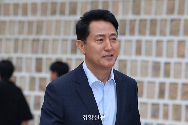 오세훈 서울시장이 지난 20일 김윤덕 국토교통부 장관과의 면담을 위해 서울 중구 달개비로 들어오고 있다.  정효진 기자