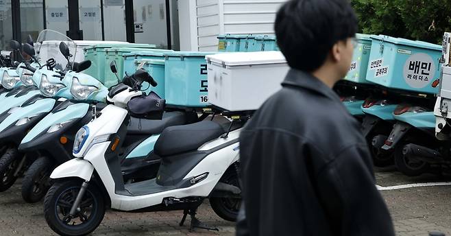 서울 강남구 우아한청년들 자회사 ‘딜리버리N’에 배달용 오토바이들이 줄줄이 주차되어 있다. [김호영 기자]