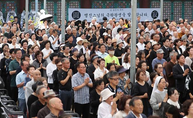 25일 서울 강남구 봉은사에서 명진 스님 영결식이 엄수되고 있다. / 사진 = 뉴시스