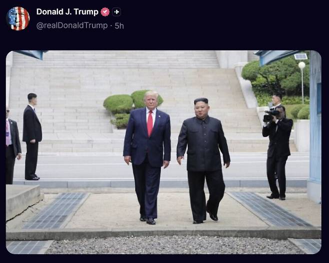 도널드 트럼프 미국 대통령이 김정은 북한 국무위원장과 과거에 만난 모습을 SNS를 통해 공개했다. 사진은 트럼프 대통령이 지난 24일(현지시각) 자신의 SNS 트루스소셜에 공개한 김 위원장과 함께 찍은 사진의 모습. /사진=트럼프 대통령 트루스소셜 캡처