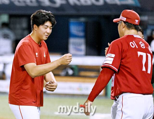 7일 오후 서울 잠실야구장에서 진행된 '2026 프로야구 KBO리그' 두산베어스와 SSG랜더스의 경기. SSG 김민준이 4-2로 승리한 뒤 이숭용 감독과 환호하고 있다./마이데일리
